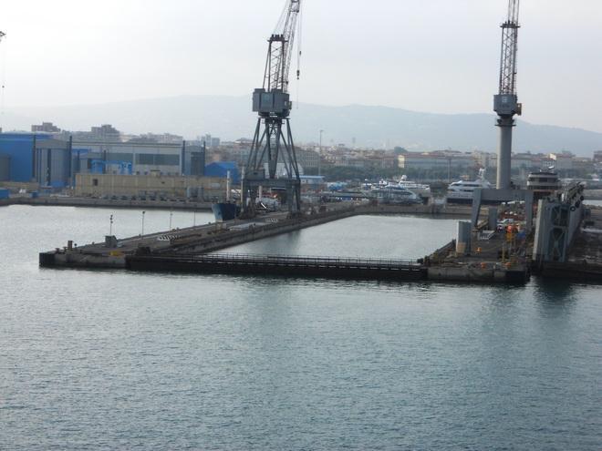 Porto, crollato il portellone del bacino grande 