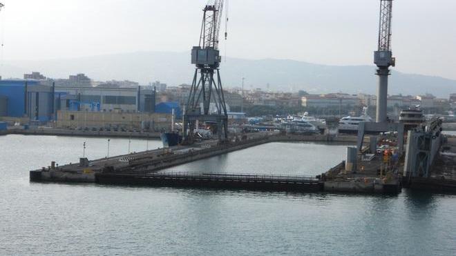 Porto, crollato il portellone del bacino grande