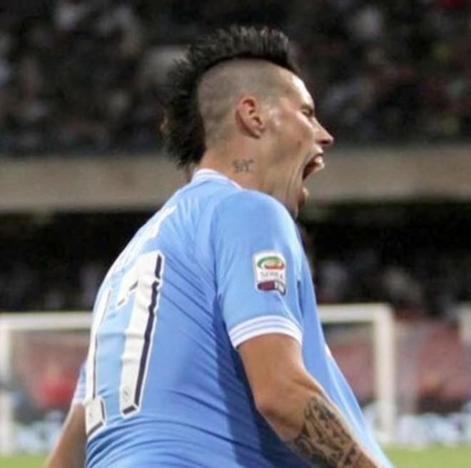 Il Napoli batte il Chievo e resta secondo Gol partita di Hamsik, malore di Mazzarri