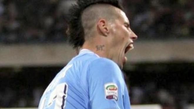 Il Napoli batte il Chievo e resta secondo Gol partita di Hamsik, malore di Mazzarri