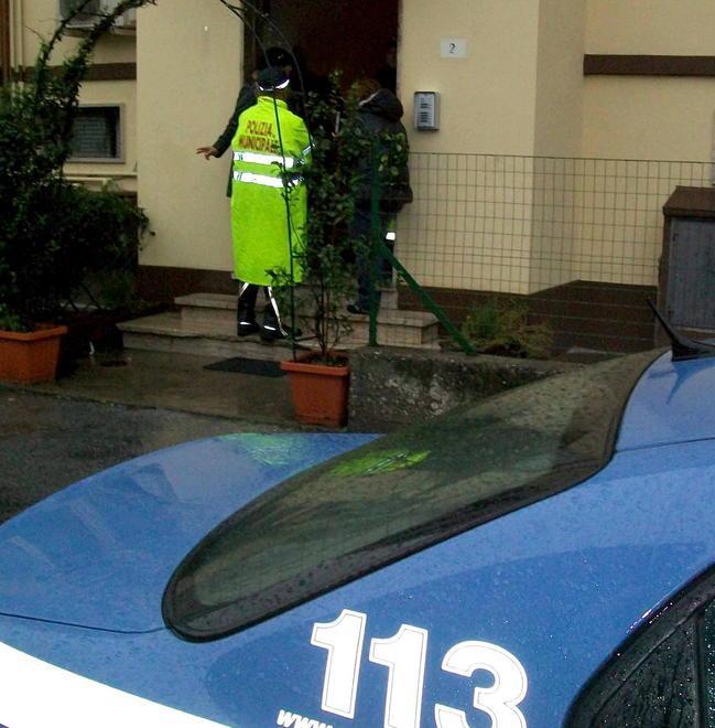 Crolla una scala, giovane madre ferita 