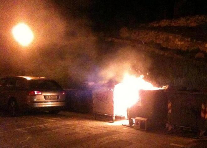 Cassonetti in fiamme nella notte 