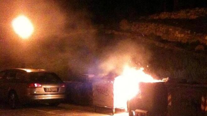 Cassonetti in fiamme nella notte