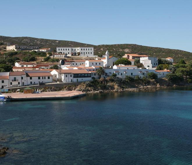 L’Asinara assediata da liquami e rifiuti, nessuno li porta via 