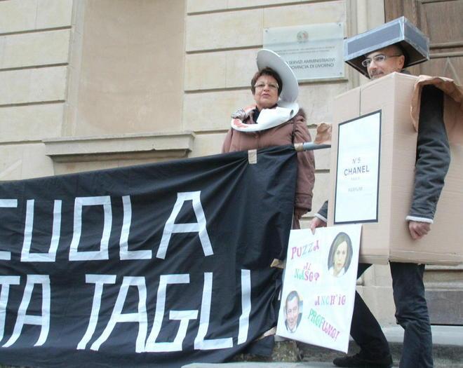 Vestiti da wc, gli insegnanti protestano davanti al Provveditorato 