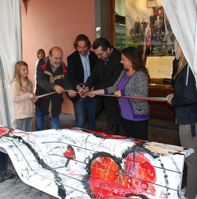 Sul corso c’è la panchina dell’amore 