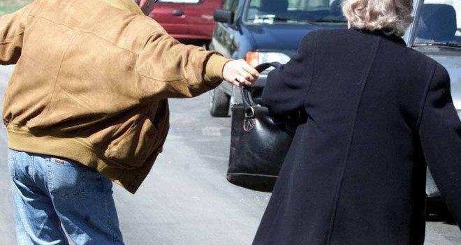 Anziana picchiata e scippata sotto casa 