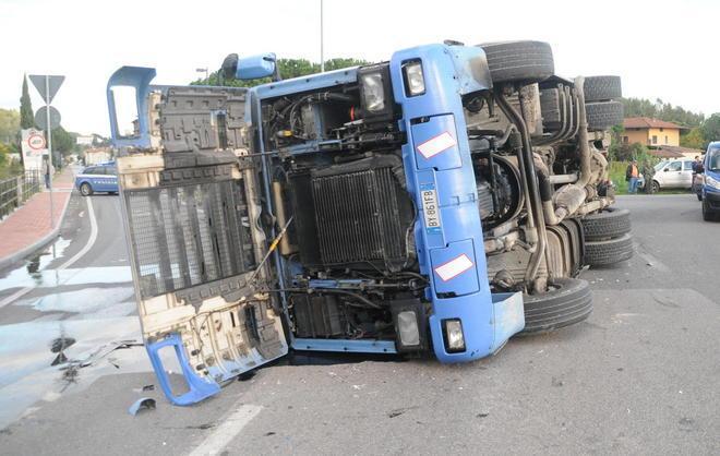 Bilico si ribalta alla rotonda Traffico in tilt sulla via Romana