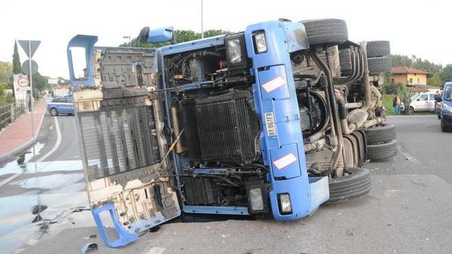 Bilico si ribalta alla rotonda Traffico in tilt sulla via Romana