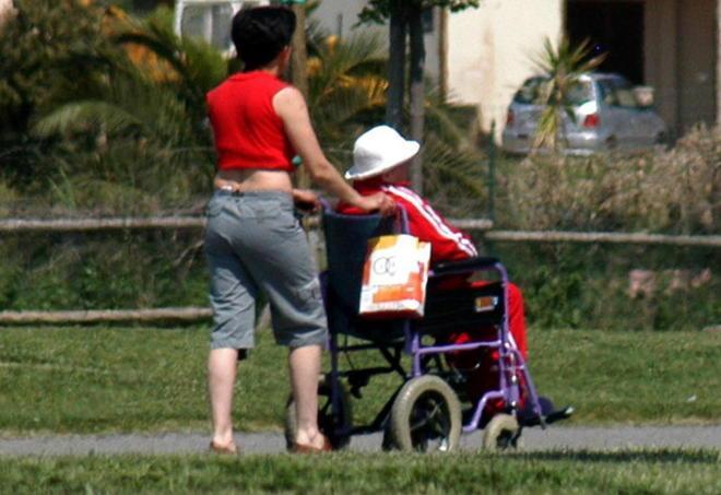 Anziano infatuato della badante prosciuga il conto corrente 