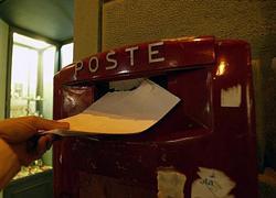 Incendia cassetta delle Poste con un mozzicone di sigaretta 