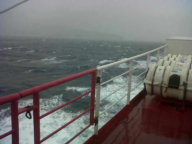 Mare agitato, passeggeri bloccati in porto all’Elba 
