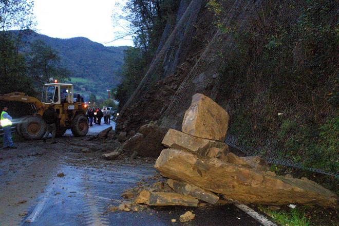 Frana il versante sulla strada per Farnocchia 