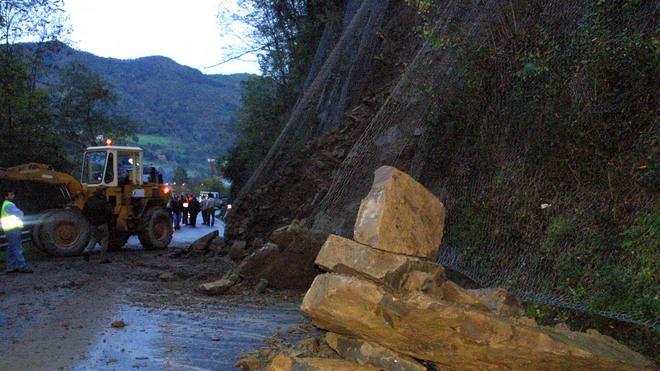 Frana il versante sulla strada per Farnocchia