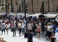 Piazza dei Miracoli, da domani sarà esecutivo il trasloco delle bancarelle 