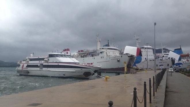 Il maltempo scuote l’isola, collegamenti marittimi in tilt