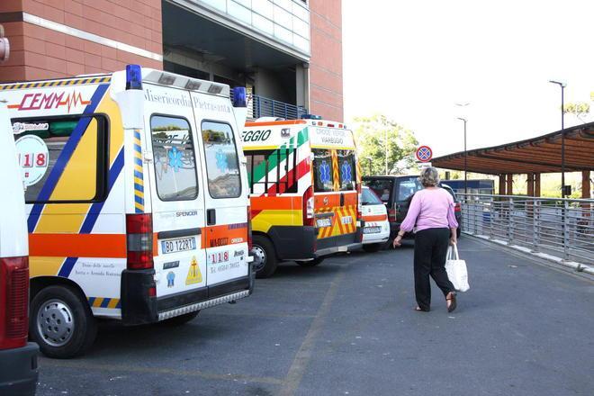 Donna muore travolta da un’auto mentre attraversa l’Aurelia a Lido di Camaiore 