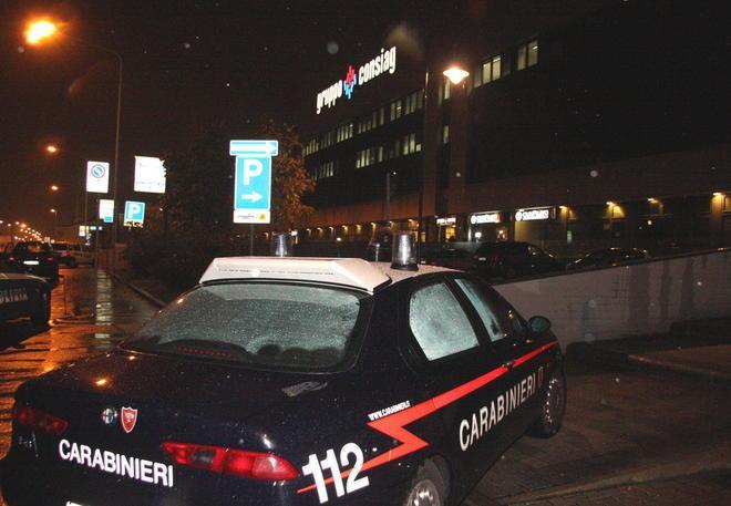 Due banditi armati di pistola rapinano la tabaccheria 