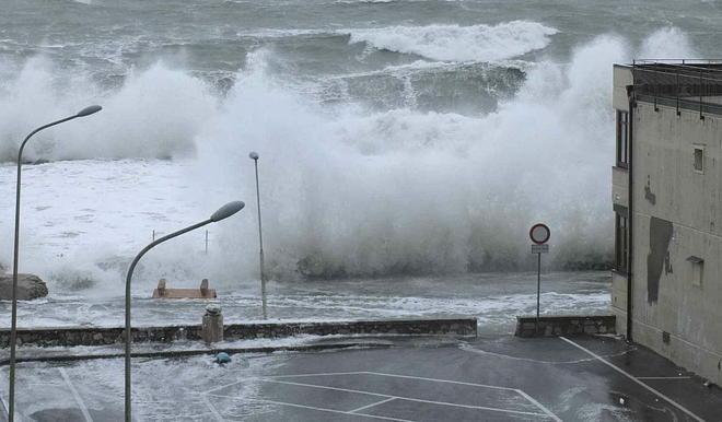 Marina, ampliato il varco tra gli scogli 