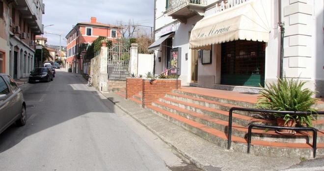 Stop al transito delle auto in via Cenami 
