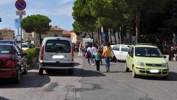 Stop agli ingorghi di auto davanti alle scuole