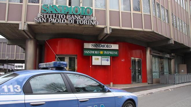 Tenta il colpo in banca, ma poi si stufa e rinuncia