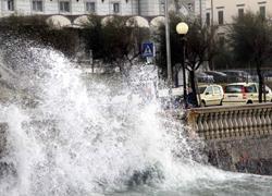 Il vento flagella la costa: ancora difficoltà per i traghetti 