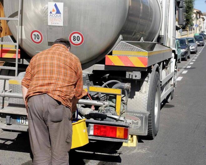 Acqua a singhiozzo e telefoni in tilt: Lazzeretto si ribella 