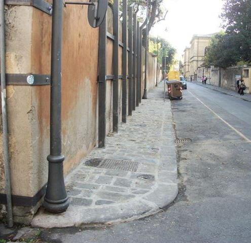 Rimesso a nuovo il marciapiede di via Roma