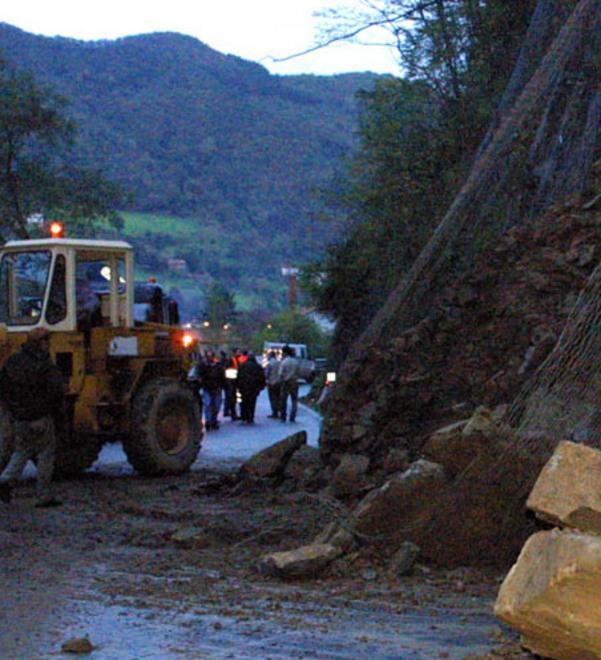 Frana versante a Farnocchia evacuate cinque persone