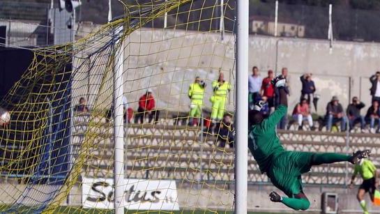 Anche nella gabbia per cercare di sbloccarsi