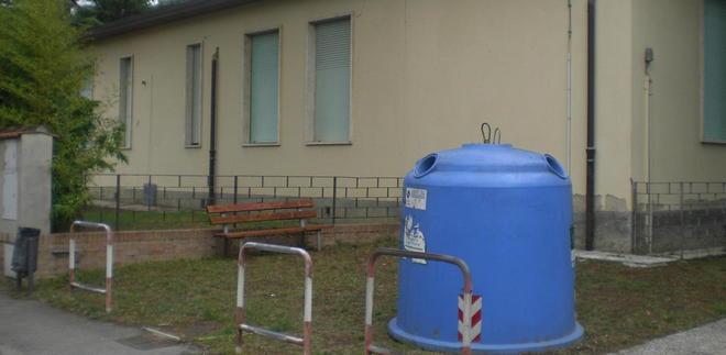 La campana del vetro invasa da topi a 2 passi dalla scuola 