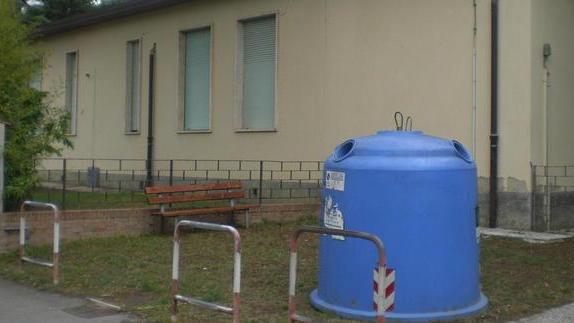 La campana del vetro invasa da topi a 2 passi dalla scuola