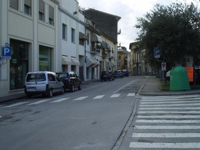 Scontro in centro, grave un ciclista 