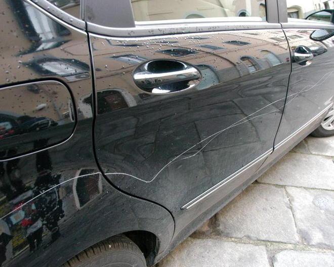 Danneggiata un’altra auto a Fucecchio: caccia al vandalo 