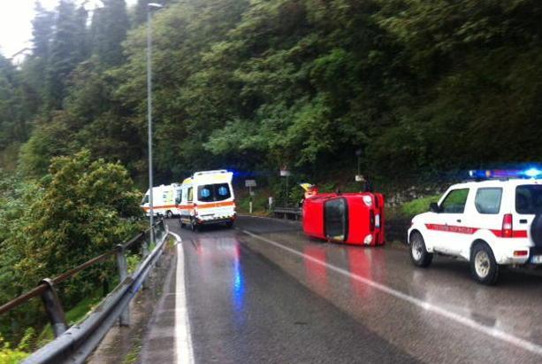 Auto si ribalta traffico in tilt al Fabbro
