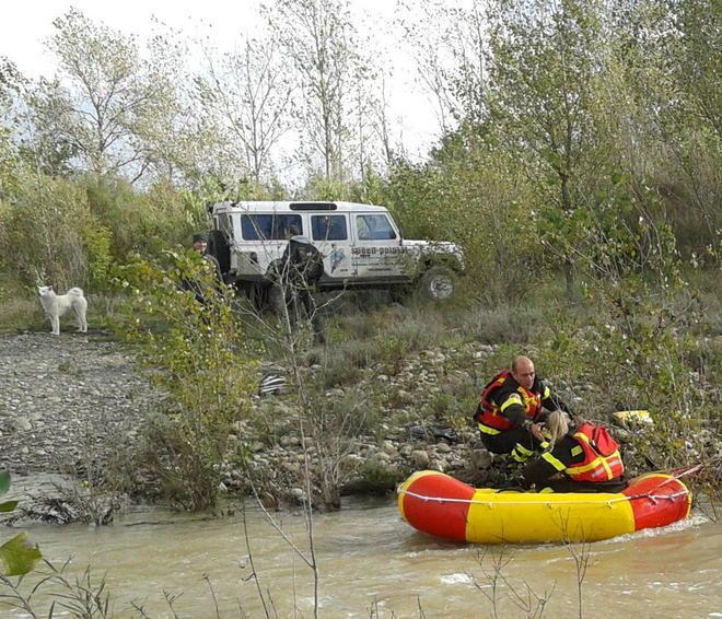 Guada il torrente con l’auto: travolto 