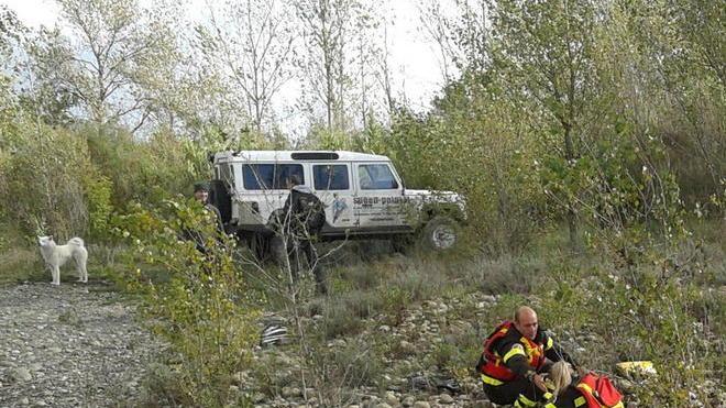 Guada il torrente con l’auto: travolto