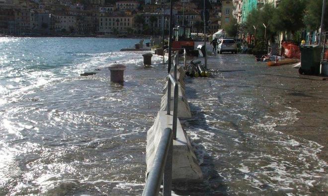 Mare grosso, banchine sott’acqua