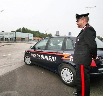 Sbanda in curva e distrugge l’auto 