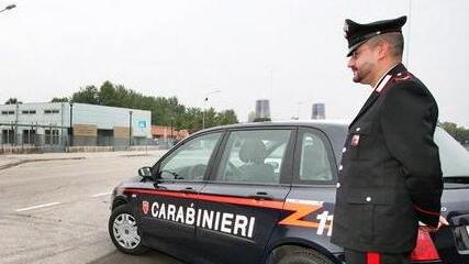 Sbanda in curva e distrugge l’auto