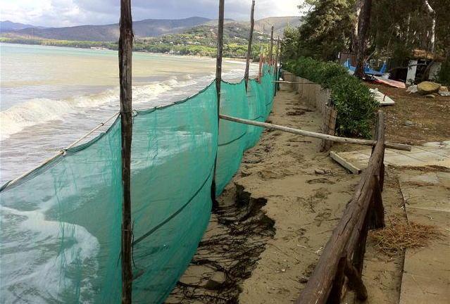 La mareggiata spazza via la spiaggia di Punta Ala 