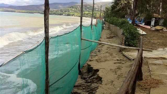 La mareggiata spazza via la spiaggia di Punta Ala