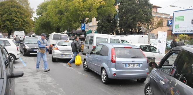 Sottoutilizzati i parcheggi più lontani. Tante auto ma niente code