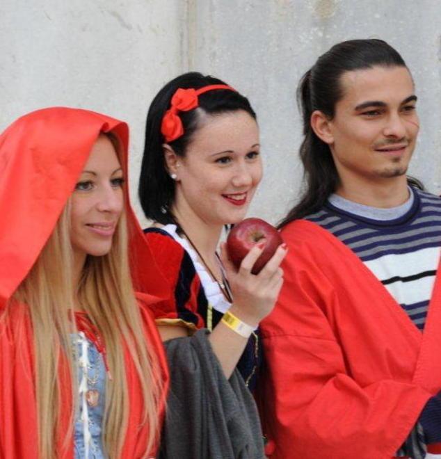 Nelle vie impazza la cosplayer-mania 