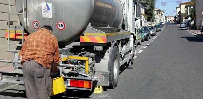 Acqua a singhiozzo e telefoni in tilt Lazzeretto si ribella 