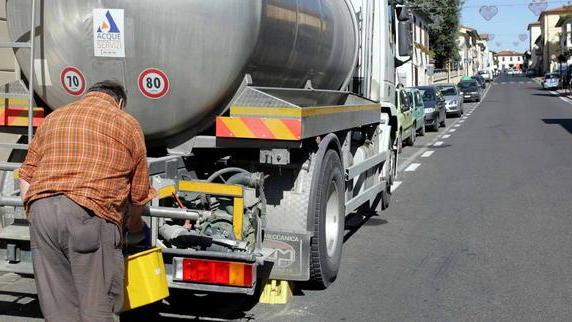 Acqua a singhiozzo e telefoni in tilt Lazzeretto si ribella