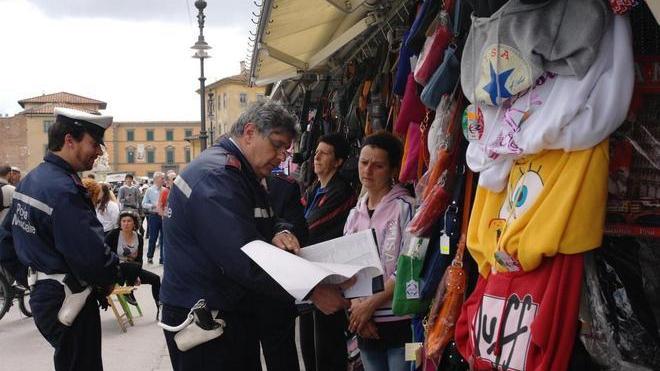 Bancarelle sotto la Torre, ultimatum per il trasloco