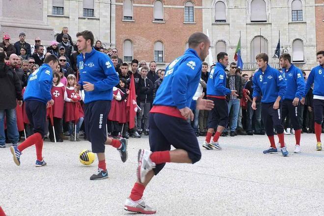 In mille in piazza per assistere all’allenamento del Pisa 