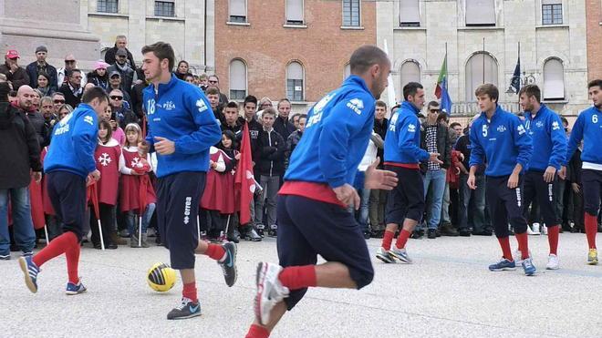 In mille in piazza per assistere all’allenamento del Pisa